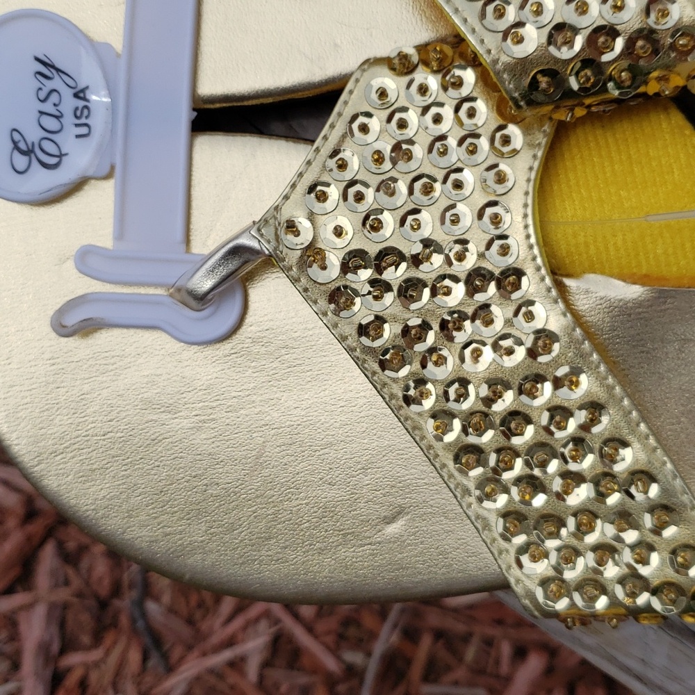NWT Easy USA women's gold sequence flip flop sandals - Picture 3 of 11